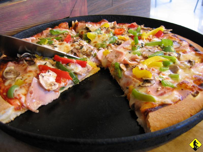 fota 039.jpg - Niestety nie trafiam na restaurację orientalną, gdzie mógłbym zjeść pysznego kurczaka. Co jem, to widać. Wydaję całą gotówkę, którą mam przy sobie, kończy mi się woda i tyłek mnie boli.